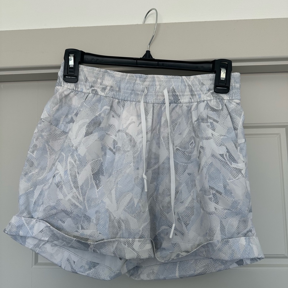 Lululemon Gray Patterned Shorts - image 1